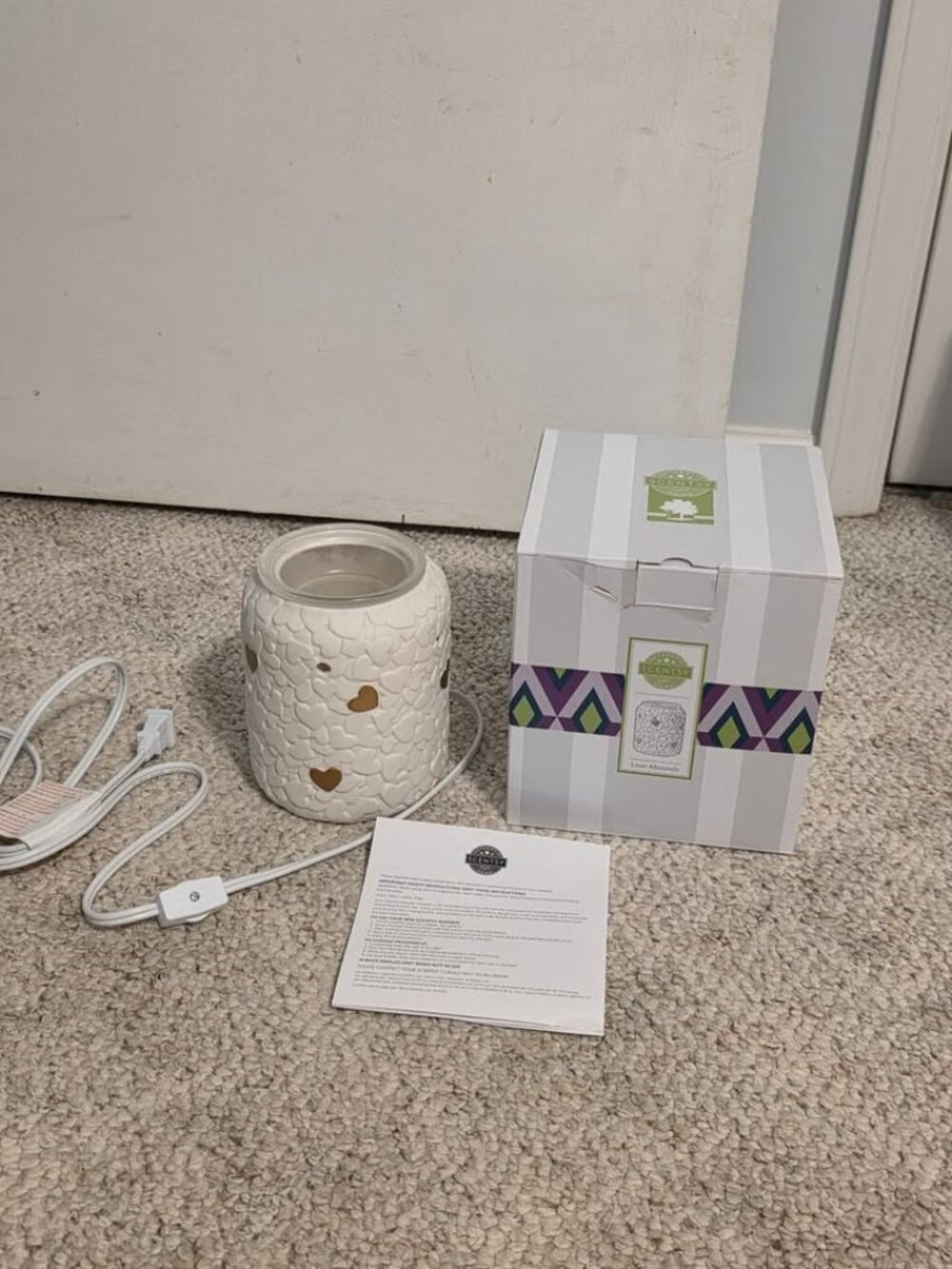 Scentsy Love Abounds Warmer Glowing Hearts Wax Warmer